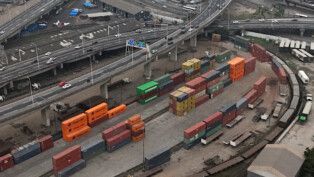 Uma imagem feita por drone mostra contêineres em um depósito próximo ao porto do Rio de Janeiro , Brasil, em 10 de julho de 2025