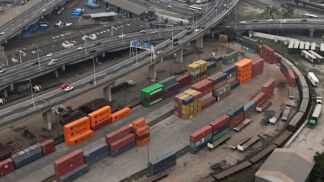 Uma imagem feita por drone mostra contêineres em um depósito próximo ao porto do Rio de Janeiro , Brasil, em 10 de julho de 2025