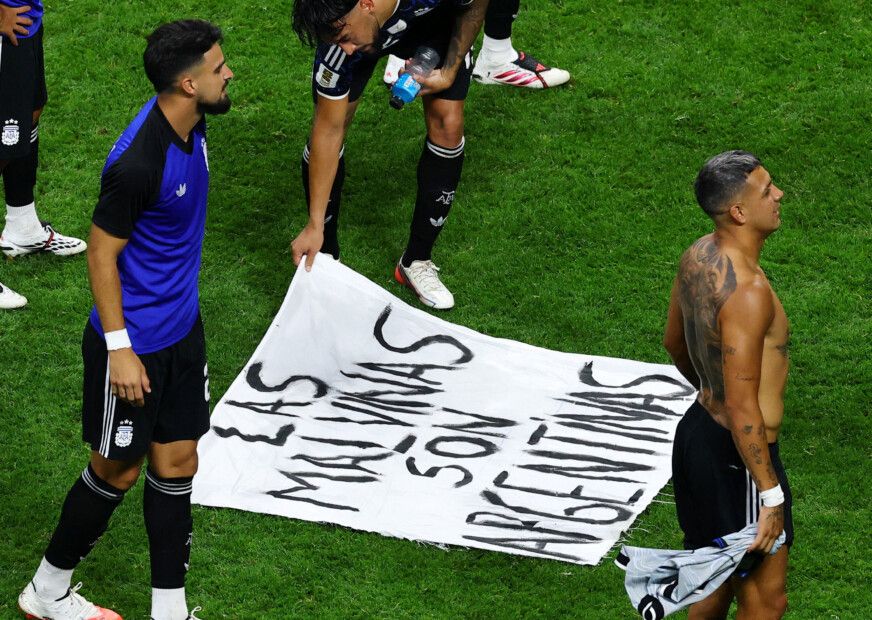 Jogadores da Argentina com a faixa das Malvinas