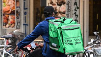 Um entregador de comida de bicicleta, carregando uma mochila da Uber Eats, pedala em Berlim, Alemanha, em 16 de julho de 2026