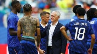Futebol — Copa do Mundo da FIFA 2026 — disputa do terceiro lugar — França x Inglaterra — Estádio de Miami, Miami Gardens, Flórida, EUA — 18/07/2026. O técnico da França, Didier Deschamps, demonstra abatimento após a partida, com a seleção francesa terminando a Copa do Mundo na quarta colocação.