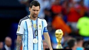 Futebol — Copa do Mundo da FIFA 2026 — final — Espanha x Argentina — Estádio de Nova York/Nova Jersey, East Rutherford, Nova Jersey, EUA — 19/07/2026. Lionel Messi, da Argentina, demonstra abatimento após a derrota na final da Copa do Mundo.