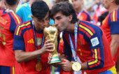edri e Ferran Torres, da Espanha, beijam o troféu em comemoração à conquista da Copa do Mundo. REUTERS/Hannah McKay