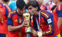 edri e Ferran Torres, da Espanha, beijam o troféu em comemoração à conquista da Copa do Mundo. REUTERS/Hannah McKay