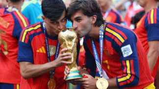 edri e Ferran Torres, da Espanha, beijam o troféu em comemoração à conquista da Copa do Mundo. REUTERS/Hannah McKay
