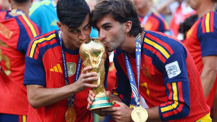 edri e Ferran Torres, da Espanha, beijam o troféu em comemoração à conquista da Copa do Mundo. REUTERS/Hannah McKay