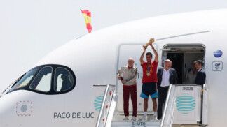 Espanha chega a Madri com a taça da Copa do Mundo 2026; veja vídeo