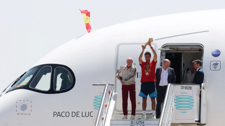 Espanha chega a Madri com a taça da Copa do Mundo 2026; veja vídeo