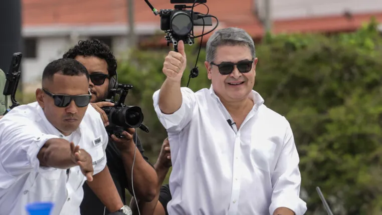 O ex-presidente hondurenho Hernández retorna a Honduras após ser indultado por Trump