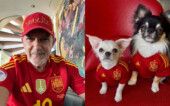 Antonio Banderas e seus cachorrinhos, Jazzy e Gypsy, vestidos com o uniforme da Espanha