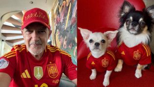 Antonio Banderas e seus cachorrinhos, Jazzy e Gypsy, vestidos com o uniforme da Espanha