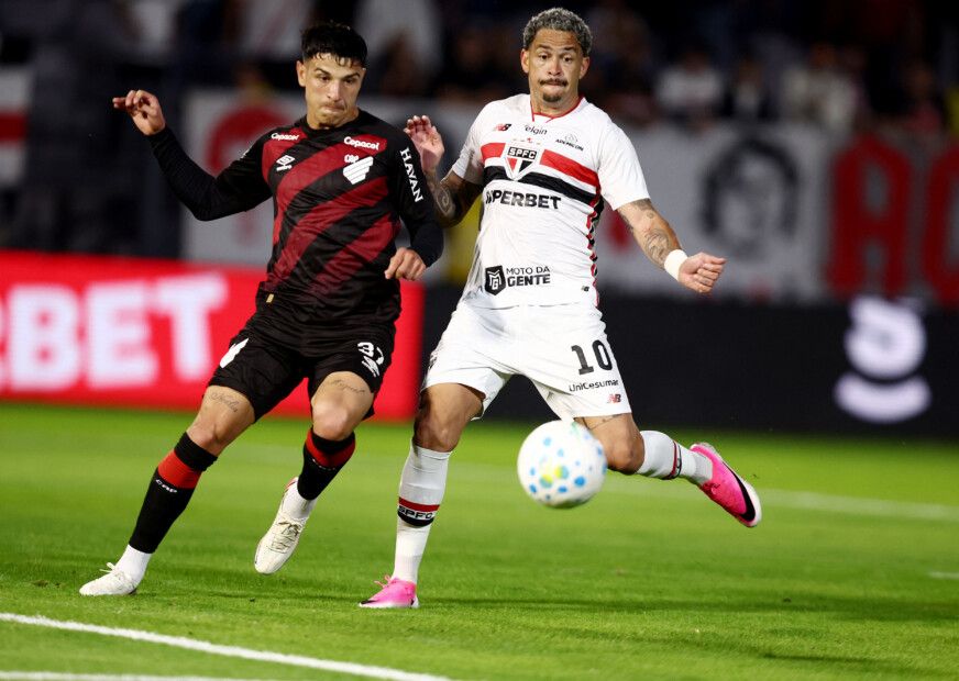 Soccer Football - Brasileiro Championship - Sao Paulo v Athletico Paranaense - Estadio Municipal Cicero De Souza Marques, Braganca Paulista, Brazil - July 22, 2026 Sao Paulo's Luciano in action with Athletico Paranaense's Lucas Esquivel REUTERS/Jean Carniel