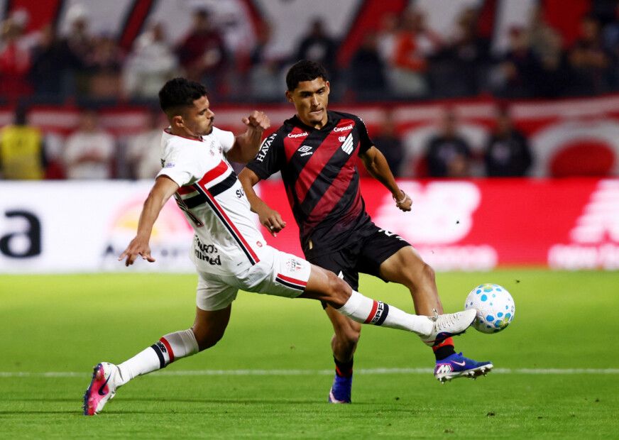 Soccer Football - Brasileiro Championship - Sao Paulo v Athletico Paranaense - Estadio Municipal Cicero De Souza Marques, Braganca Paulista, Brazil - July 22, 2026 Athletico Paranaense's Claudinho in action with Sao Paulo's Lucas Ramon REUTERS/Jean Carniel