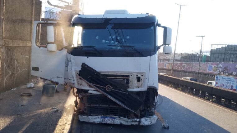 Caminhão batido e com tiros de arma de fogo no vidro