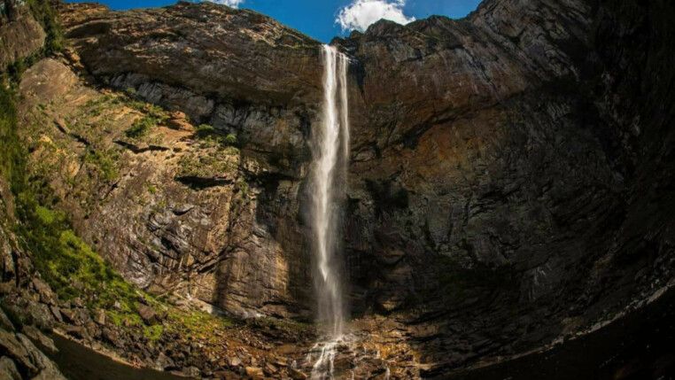 Maior cachoeira de Minas Gerais será reaberta. A beleza natural tem uma queda d'água de 280 metros.