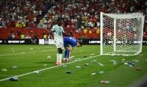 Soccer Football - FIFA World Cup 2026 - Round of 32 - Portugal v Croatia - Toronto Stadium, Toronto, Canada - July 2, 2026 Croatia fans throw litter on the pitch after VAR overturns a goal from Croatia's Josko Gvardiol REUTERS/Dylan Martinez TPX IMAGES OF THE DAY