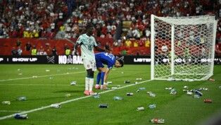 Soccer Football - FIFA World Cup 2026 - Round of 32 - Portugal v Croatia - Toronto Stadium, Toronto, Canada - July 2, 2026 Croatia fans throw litter on the pitch after VAR overturns a goal from Croatia's Josko Gvardiol REUTERS/Dylan Martinez TPX IMAGES OF THE DAY
