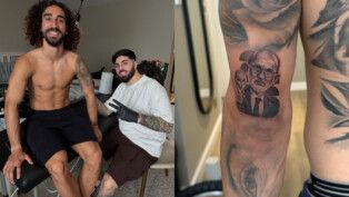 Cucurella tatua o técnico da Espanha, Luis de la Fuente, com a taça da Copa do Mundo