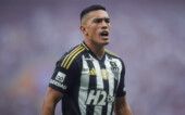 Cuello, jogador do Atlético vestido com o uniforme do time e em campo