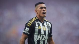 Cuello, jogador do Atlético vestido com o uniforme do time e em campo
