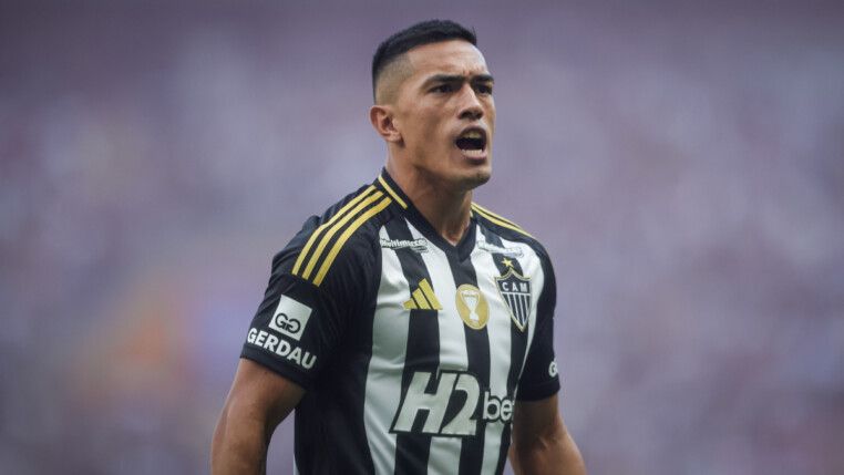 Cuello, jogador do Atlético vestido com o uniforme do time e em campo