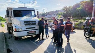 Agentes de trânsito fiscalizam a emissão de poluentes dos veículos, em Belo Horizonte.