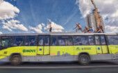 Exposição Cabana Ônibus do transporte púbico com passageiros