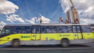 Ônibus do transporte púbico com passageiros