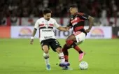 RJ - BRASILEIRÃO/FLAMENGO X SÃO PAULO - ESPORTES - Rio de Janeiro (RJ), 26/07/2026 - FLAMENGO X SÃO PAULO- O jogador Alex Sandro do Flamengo durante partida entre Flamengo x São Paulo, válido pelo Campeonato Brasileiro 2026 - Série A - realizada no estádio Maracanã, no Rio de Janeiro, neste Domingo (26).(Foto: Dhavid Normando/Código 19/Estadão Conteúdo) 26/07/2026 - Foto: DHAVID NORMANDO/CÓDIGO19/ESTADÃO CONTEÚDO
