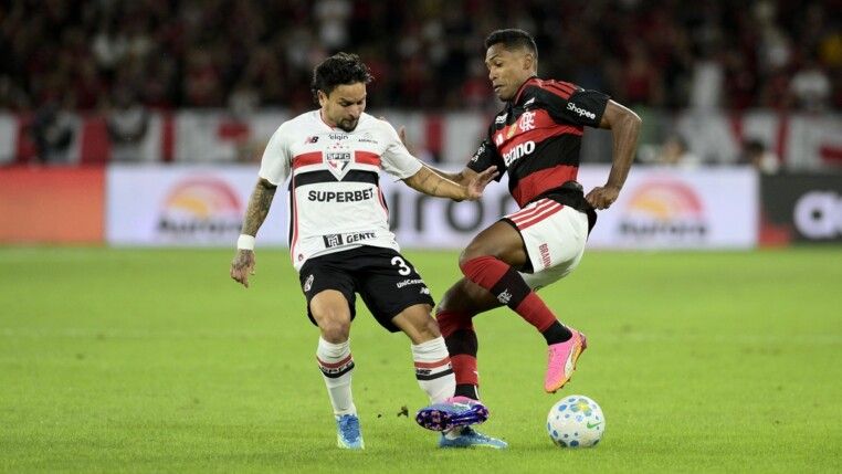 RJ - BRASILEIRÃO/FLAMENGO X SÃO PAULO - ESPORTES - Rio de Janeiro (RJ), 26/07/2026 - FLAMENGO X SÃO PAULO- O jogador Alex Sandro do Flamengo durante partida entre Flamengo x São Paulo, válido pelo Campeonato Brasileiro 2026 - Série A - realizada no estádio Maracanã, no Rio de Janeiro, neste Domingo (26).(Foto: Dhavid Normando/Código 19/Estadão Conteúdo) 26/07/2026 - Foto: DHAVID NORMANDO/CÓDIGO19/ESTADÃO CONTEÚDO