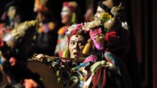 foto mostra teuda bara durante espetáculo no teatro