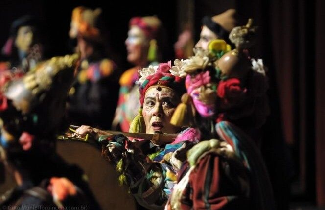 foto mostra teuda bara durante espetáculo no teatro