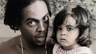 Gilberto Gil posa com Preta Gil criança