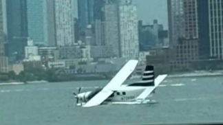 Hidroavião capota em rio perto de Manhattan; ninguém se fere
