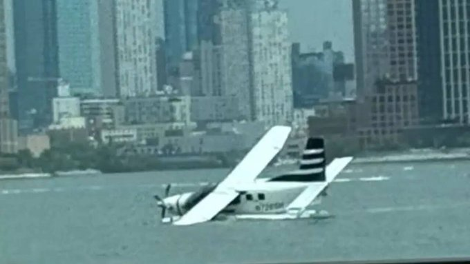 Hidroavião capota em rio perto de Manhattan; ninguém se fere