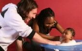 Lamine Yamal, com cinco meses de vida, recebe "banho" da mãe, Sheila Ebana, e de Lionel Messi para campanha da Unicef em 2007