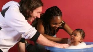Lamine Yamal, com cinco meses de vida, recebe "banho" da mãe, Sheila Ebana, e de Lionel Messi para campanha da Unicef em 2007