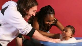Lamine Yamal, com cinco meses de vida, recebe "banho" da mãe, Sheila Ebana, e de Lionel Messi para campanha da Unicef em 2007
