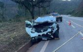 Itabirito - acidente na serra da Santa Na imagem é exibido um carro que ficou com a dianteira totalmente destruída após uma colisão.