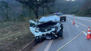 Na imagem é exibido um carro que ficou com a dianteira totalmente destruída após uma colisão.