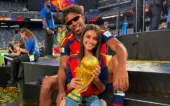 Lamine Yamal e Inés García com a taça da Copa do Mundo Lamine Yamal e Inés García com a taça da Copa do Mundo