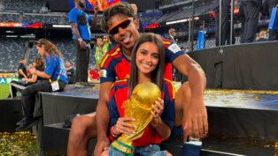 Lamine Yamal e Inés García com a taça da Copa do Mundo
