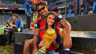 Lamine Yamal e Inés García com a taça da Copa do Mundo