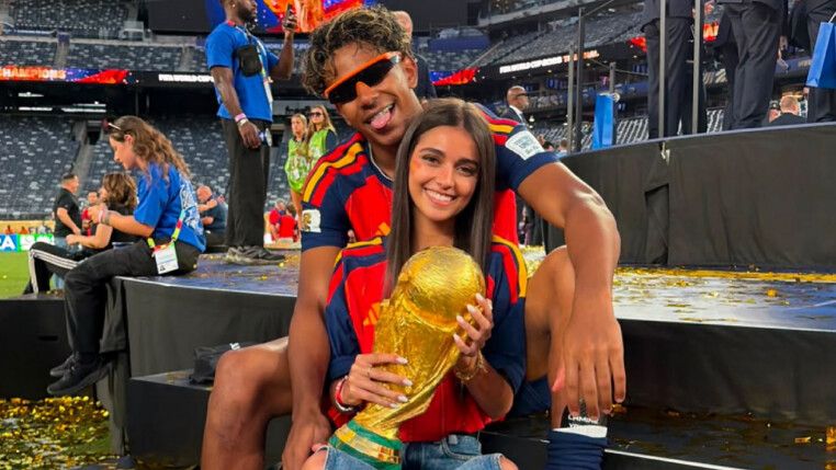Lamine Yamal e Inés García com a taça da Copa do Mundo
