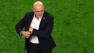 Soccer Football - FIFA World Cup 2026 - Semi Final - France v Spain - Dallas Stadium, Arlington, Texas, U.S. - July 14, 2026 Spain coach Luis De La Fuente celebrates after the match as Spain qualify for the final of the World Cup REUTERS/Agustin Marcarian