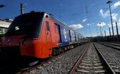Metrô Bh A imagem mostra o metrô de Belo Horizonte passando sobre os trilhos.