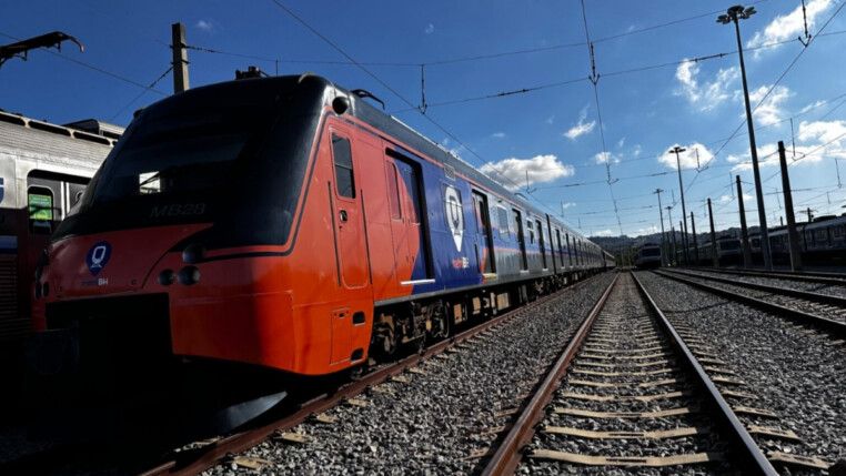 A imagem mostra o metrô de Belo Horizonte passando sobre os trilhos.