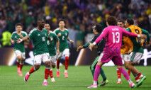 Soccer Football - FIFA World Cup 2026 - Round of 32 - Mexico v Ecuador - Estadio Azteca, Mexico City, Mexico - June 30, 2026 Mexico's Julian Quinones celebrates scoring their first goal with teammates REUTERS/Raquel Cunha