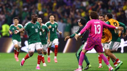 Soccer Football - FIFA World Cup 2026 - Round of 32 - Mexico v Ecuador - Estadio Azteca, Mexico City, Mexico - June 30, 2026 Mexico's Julian Quinones celebrates scoring their first goal with teammates REUTERS/Raquel Cunha