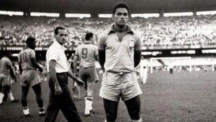 NYT publica obituário de Garrincha com atraso de 43 anos